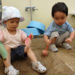 園庭で遊んだよ　のびのびぐみ(０、１歳児)