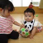 いっしょにあそぼう　のびのびぐみ(０.１歳児)