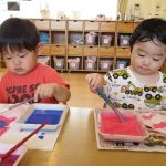 ナスのにじみ絵をしたよ　いきいきぐみ（１、２歳児）