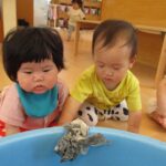 感触あそび　のびのびぐみ（０.1歳児）