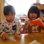 折り紙に挑戦！  いきいきぐみ (1・2歳児クラス)